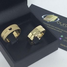 Par de Alianças Personalizadas Reta Friso Ouro 18k com Diamantada Coração Vazado