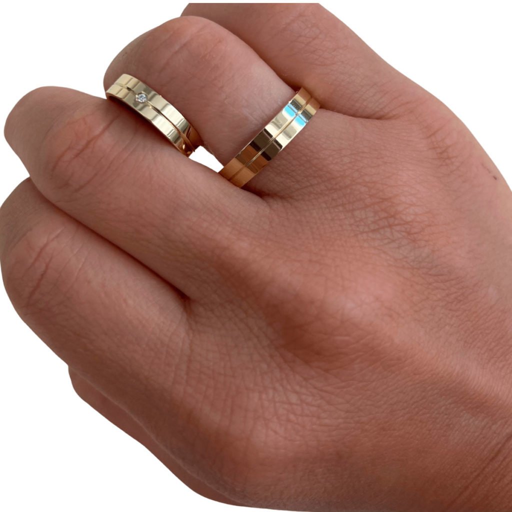 Par de Alianças Ouro 18k Brilhante 5mm 6g Reta Friso no Meio 1 par de alianca reta 5mm frisonomeio 1pedra