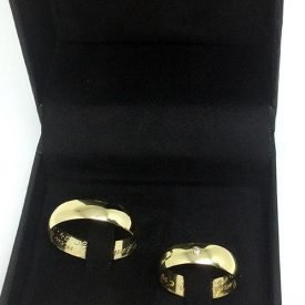 Par de Alianças Boleada Polida 1 Brilhante Ouro 18k