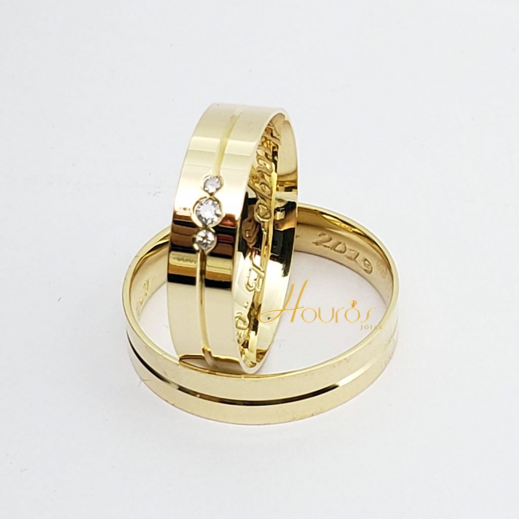 Par de Alianças Ouro 18k Reta 5 mm 8 gramas 3 Brilhantes 1 alianca reta 5mm 8g 3brilhantes